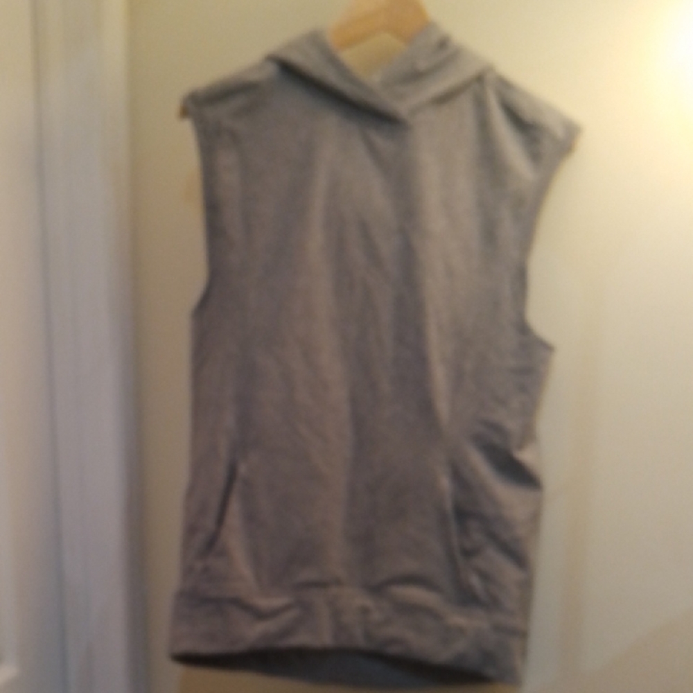 ! A5 Lululemon 6 Hooded Sleeveless Sweatshirt With Kangaroo Pocket